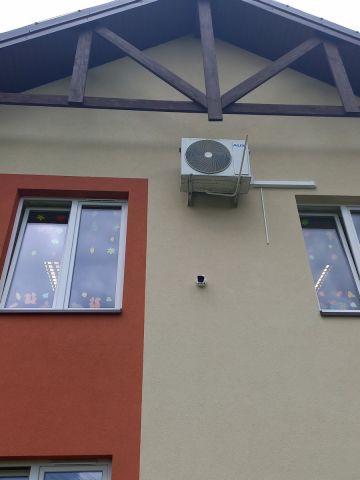 Klimatyzator w budynku Przedszkola w Łąkcie Górnej.