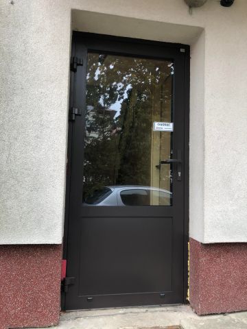 Drzwi do domu nauczyciela w Żegocinie.