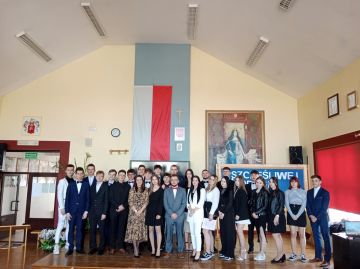 uploads/2023/04/pozegnanie-maturzystow/img20230428110936.jpg
